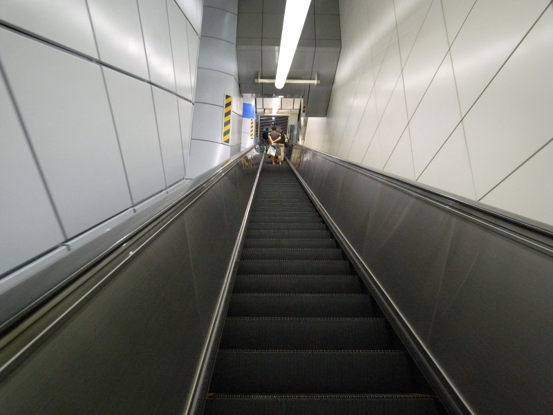http://blog.maipenrai.info/photo_lib/p2009/escalator_subway0812.jpg