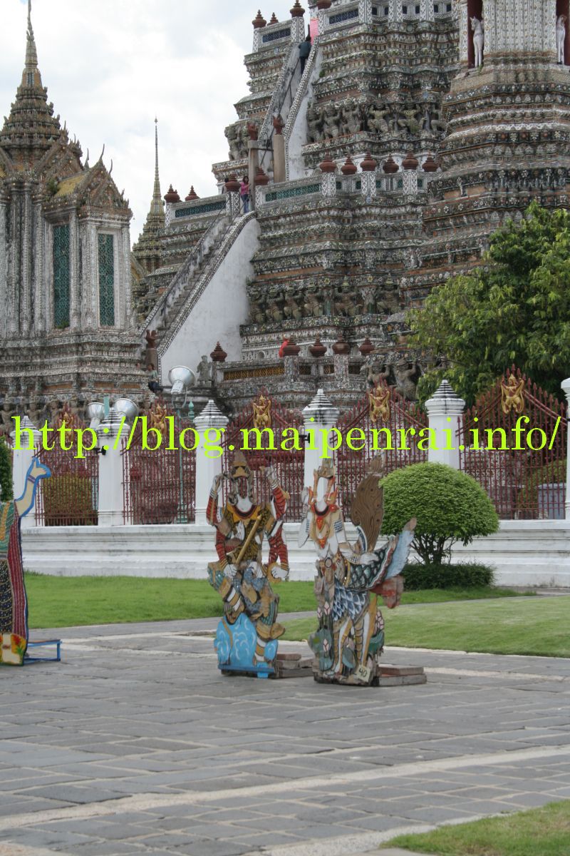 http://blog.maipenrai.info/photo_lib/p2011/wat_arun_02.jpg